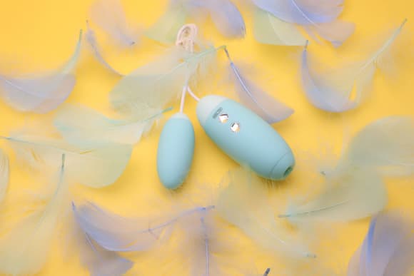 Вакуумный стимулятор с виброяйцом 2-в-1 KISTOY Miss VV Cyan