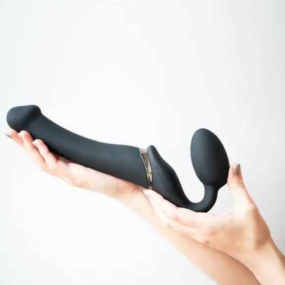 Безремневой страпон с вибрацией Strap-On-Me Vibrating Black M, диаметр 3,3см, пул�ьт ДУ, регулируемый