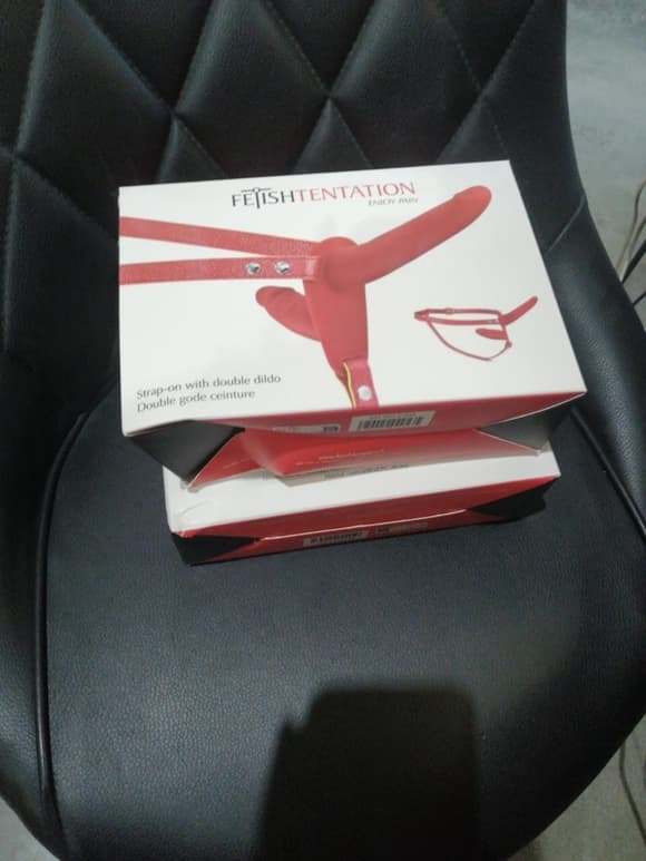 Двойной страпон с вибрацией Fetish Tentation Vibrating Strap-On Red (мятая упаковка!!!)