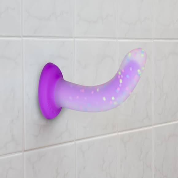 Светящийся в темноте фалл оимитатор ADDICTION Rave 8″ Glow in the Dark Dildo Purple Confetti , 20,3 см