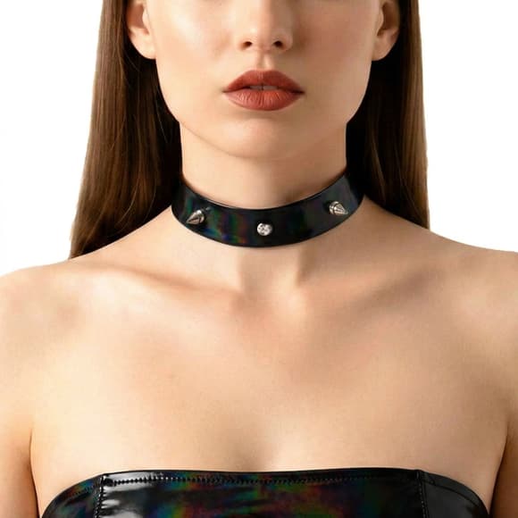 Лакований чокер з шипами Art of Sex - Mistress, колір чорний з ефектом голограми, розмір S