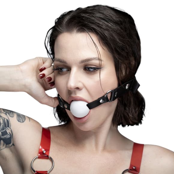 Кляп силиконовый Feral Feelings Silicon Ball Gag Black/White, черный ремень, белый шарик